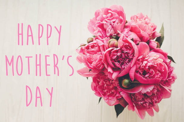 mutlu anneler günü metin pembe peonies buket rustik Beyaz ahşap arka planda üstten görünüm üzerinde. çiçek tebrik kartı kavramı, düz yatıyordu. Anneler günü. ihale bahar görüntü - Fotoğraf, Görsel