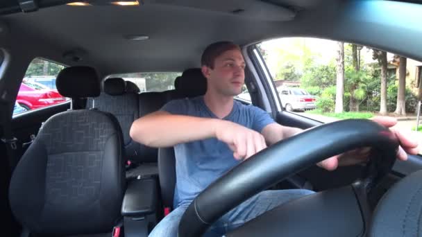 Hrubost stresovaní a rozzlobený řidič ukázal. muž křičí z okna svého vozu. 4k - Záběry, video