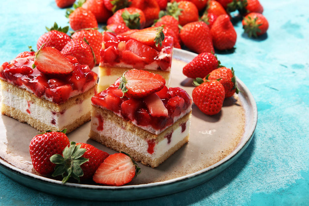 gâteau aux fraises aux fraises fraîches et crème fouettée
. - Photo, image
