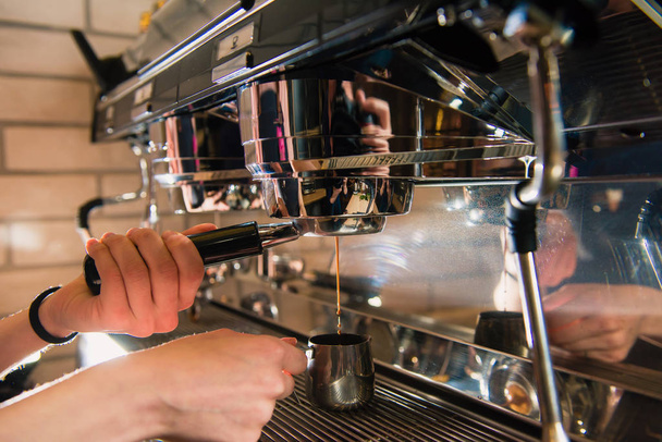 Barista avec porte-café près de la machine
 - Photo, image