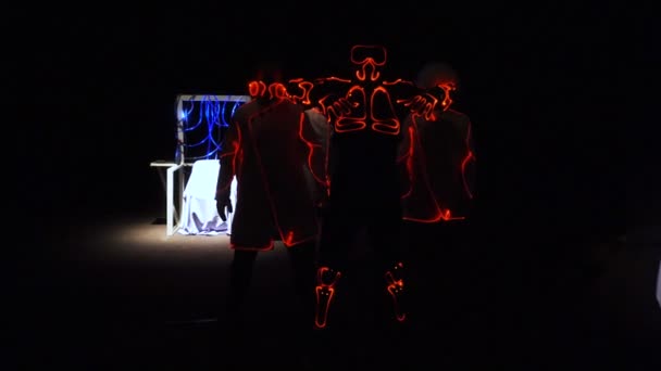 4 людини танцюють у костюмах світлодіодів. 4-кілометровий
 - Кадри, відео