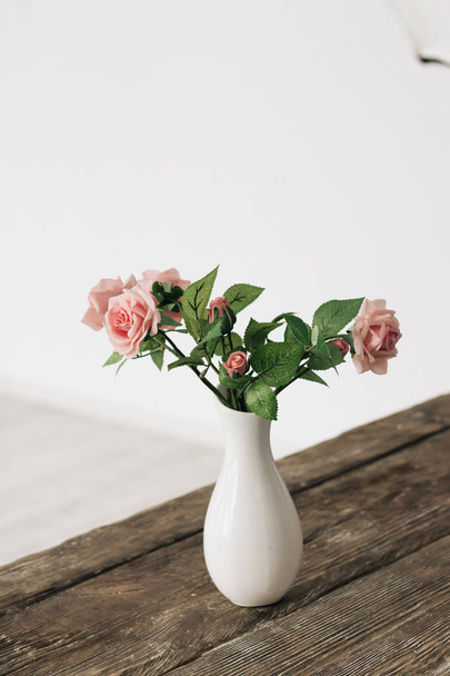 beautiful pink roses in white vase, home decoration  - Φωτογραφία, εικόνα