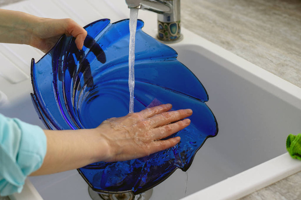 Close-up das mãos das mulheres para lavar pratos, o conceito de tarefas domésticas
 - Foto, Imagem