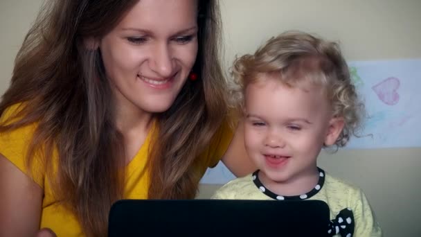 Matka z malucha kid czasu wraz z komputera typu tablet - Materiał filmowy, wideo