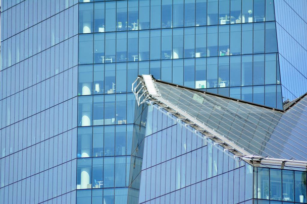 都市の抽象的な背景、モダンなガラス張りの外観の詳細オフィス ビジネスの構築. - 写真・画像