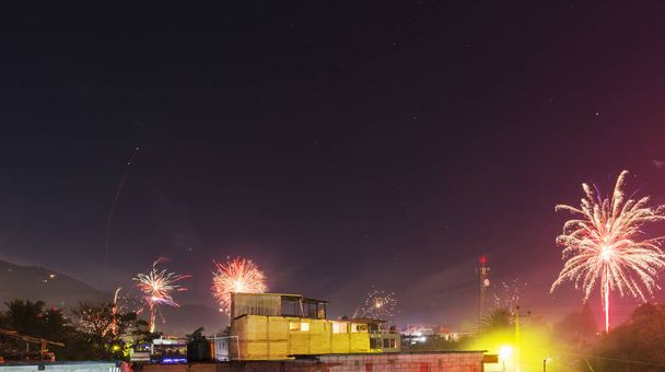 Des feux d'artifice illuminent le ciel nocturne la veille du Nouvel An au Guatemala
 - Photo, image