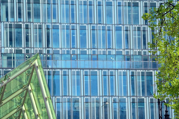 Городской абстрактный фон, деталь современного стеклянного фасада, офисное здание
. - Фото, изображение