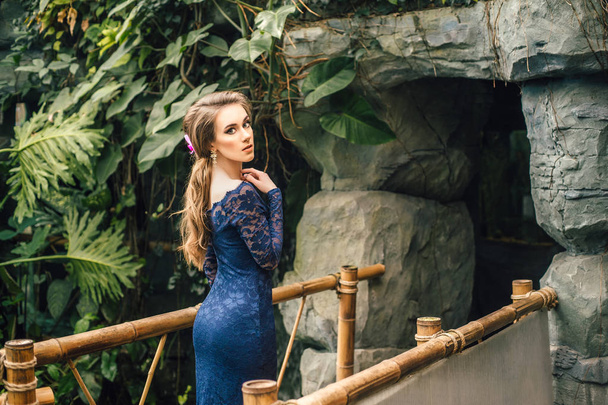 kadın model bahçede koyu mavi elbiseyle poz  - Fotoğraf, Görsel