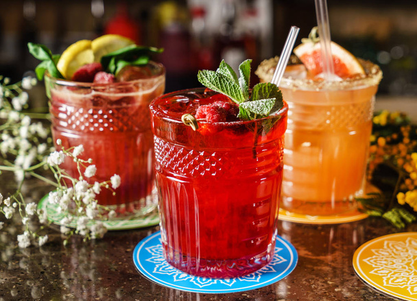 heerlijke cocktails in de bar, close-up - Foto, afbeelding