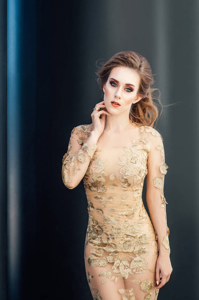 hermosa joven posando en vestido beige al aire libre
  - Foto, Imagen