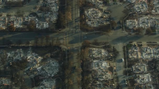 Vista aérea de la destrucción causada por un incendio forestal comunidad rural de propiedad moderna quemado hasta los cimientos un desastre natural California América
 - Metraje, vídeo