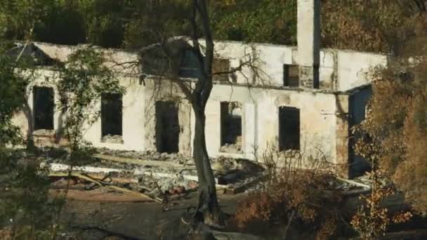 Luftaufnahme luxuriöser Häuser am Hang, die nach der Evakuierung der Sonoma-Gemeinde in Kalifornien abgebrannt sind - Filmmaterial, Video