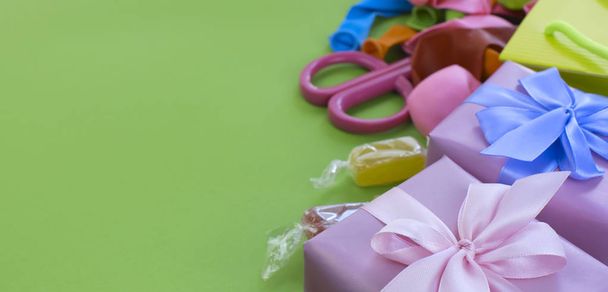 Banner Conjunto de composiciones festivas de cajas de regalo con bolas de dulces materiales de cóctel
. - Foto, imagen