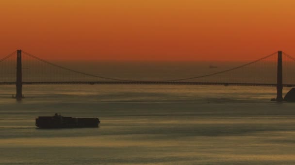 A Golden Gate híd minket 101 autópálya Marin kikötő San Francisco California amerikai konténer hajó sunset Utcarészlet - Felvétel, videó
