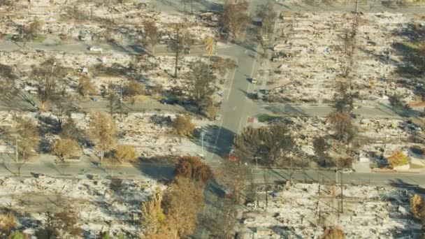 壊滅的な自然災害アメリカ カリフォルニアに破壊的な山火事で地面に焼けて郷現代家の空撮 - 映像、動画