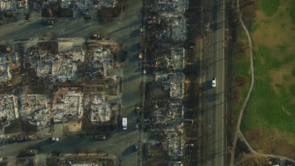 Αεροφωτογραφία του μια μοντέρνα σπίτια township κάηκε ολοσχερώς από καταστροφική πυρκαγιά μετά από φυσική καταστροφή ακραία ξηρασία Καλιφόρνιας Αμερικής - Πλάνα, βίντεο