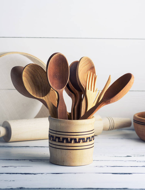 cucchiai e forchette in legno in un contenitore di legno
 - Foto, immagini
