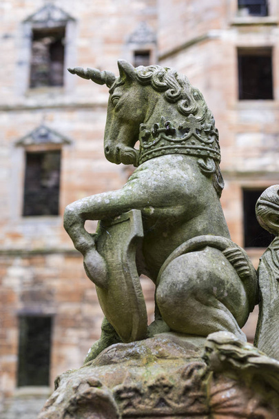 Scultura Unicorno Scozzese al Palazzo Linlithascar, Scozia
. - Foto, immagini