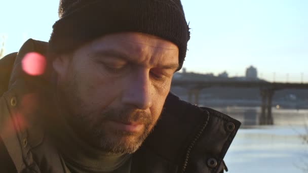Портрет отчаявшегося бездомного мужчины
 - Кадры, видео