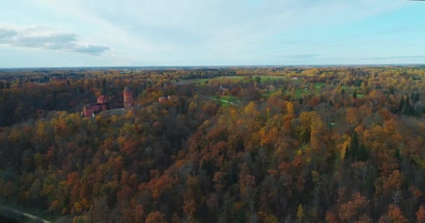 Turaides Castle Autumn Forest Sigulda city nature, Gauya river drone flight, bridge car drive from above - Imágenes, Vídeo