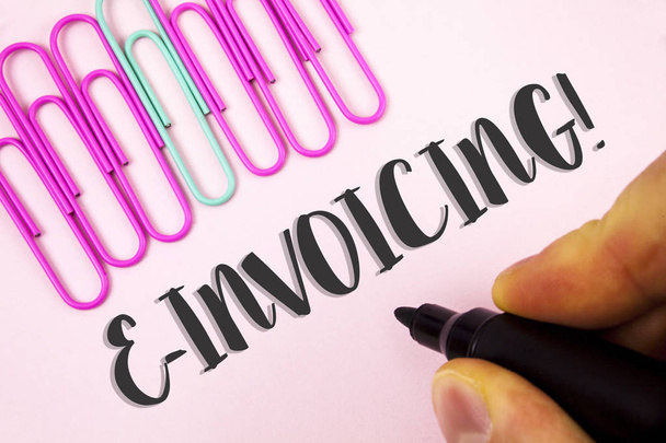 Word Writing Text e-Fakturierung Motivationsanruf. Geschäftskonzept für Unternehmen ermutigt die Verwendung digitaler Rechnungen, die von einem Mann geschrieben wurden, der einen Marker auf schlichtem rosa Hintergrund hält.. - Foto, Bild