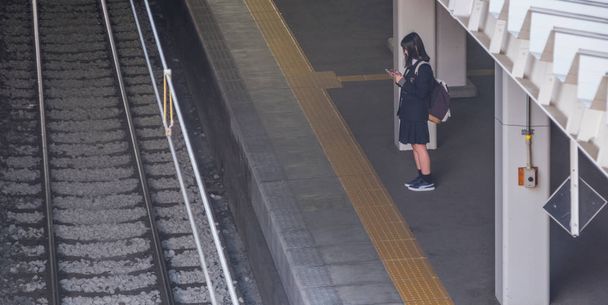 Commuter waiting for train at Nagano Railway Station - Foto, Imagem