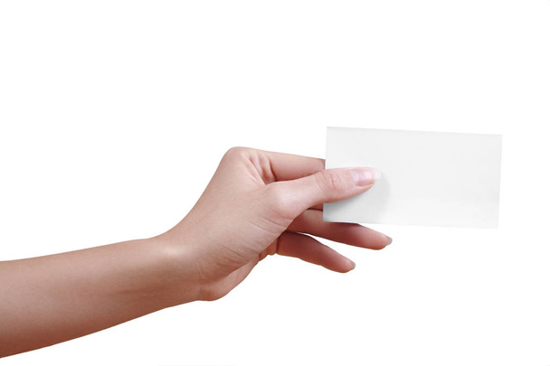 Hermosa mano femenina con tarjeta de visita de papel sobre fondo blanco. Tarjeta de regalo, corte, diseño gráfico
. - Foto, Imagen