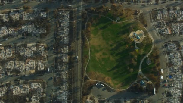 Luchtfoto van een township moderne huizen verbrand op de grond door destructieve wildvuur na extreme droogte natuurramp California America - Video
