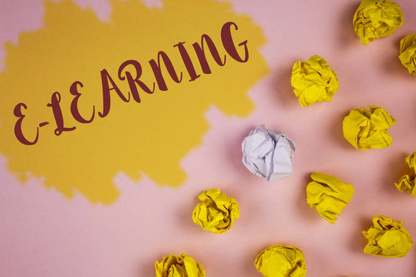 Szövegírás E-Learning szó. Üzleti koncepció bevezetése az elektronikus oktatás, a modern iskolákat írott-ra festett háttér gyűrött papír golyó mellette. - Fotó, kép