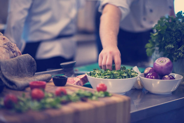 chef hand serving vegetable salad - Foto, immagini