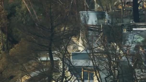 Vista aérea de lujosas casas aisladas en las laderas quemadas tras la evacuación de la comunidad tras las secuelas de California América
 - Metraje, vídeo