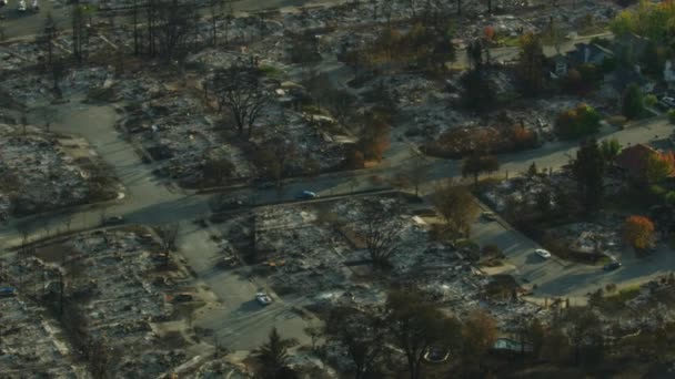 Vista aérea de uma cidade casas modernas queimadas no chão por fogo selvagem destrutivo após a seca extrema desastre natural destrutivo Califórnia América
 - Filmagem, Vídeo