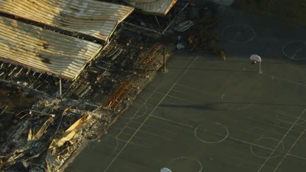 Vista da paisagem aérea de propriedades salvas e outras destruídas pelo fogo selvagem casas modernas queimadas no chão um desastre natural Califórnia América
 - Filmagem, Vídeo