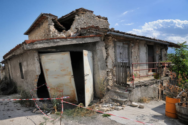 Trzęsienie ziemi w budynku szkody Aquila Włochy około sierpnia 2009 - Zdjęcie, obraz