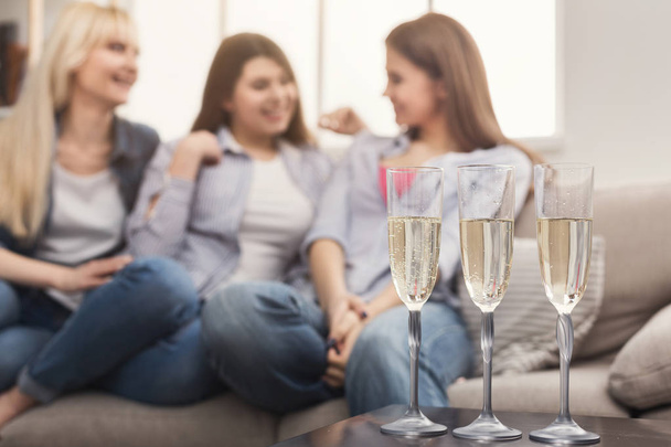 Три девушки пьют шампанское
 - Фото, изображение