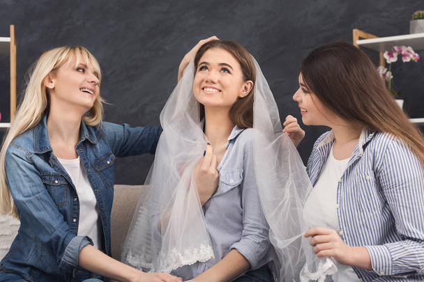 Meisje bruiloft en tonen van bruids sluier voorbereiden - Foto, afbeelding