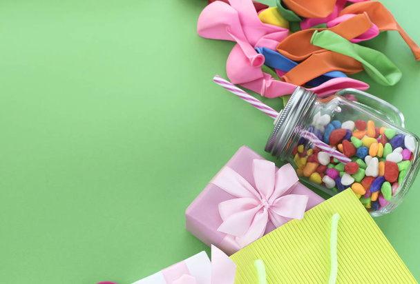 Εορταστική σύνθεση σετ κουτιά δώρων με μπάλες καραμέλα κοκτέιλ υλικά. - Φωτογραφία, εικόνα