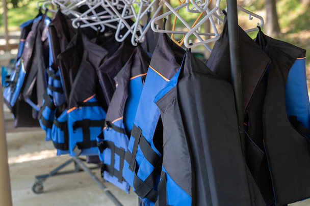 Trilho pendurado de colete salva-vidas azul
  - Foto, Imagem