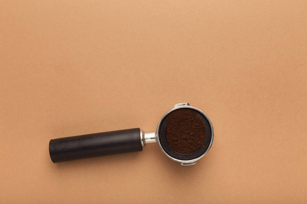 Coffee machine holder with ground roasted beans - Valokuva, kuva
