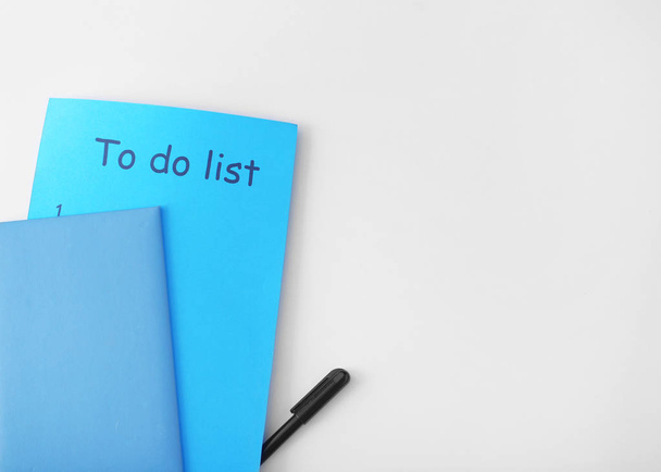 Lista de tarefas vazia com notebook em fundo branco
 - Foto, Imagem