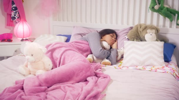 Młoda kobieta, Śpiące w łóżku z Pluszowa zabawka, budząc się rano - Materiał filmowy, wideo