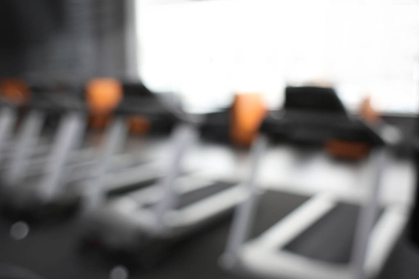 Vue floue de l'intérieur de la salle de gym avec un équipement moderne
 - Photo, image