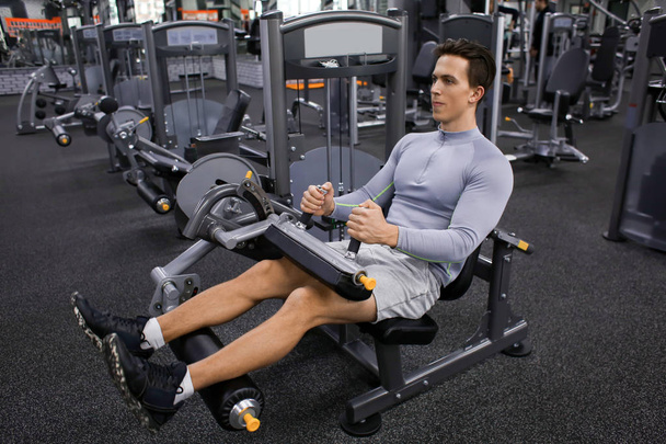 Young man training in modern gym - Foto, Imagem