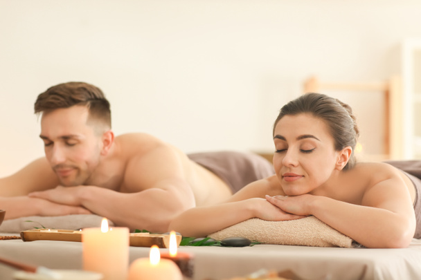 Jeune couple relaxant dans un salon de spa
 - Photo, image
