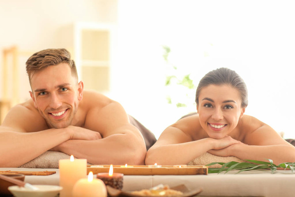 Casal jovem relaxante no salão de spa
 - Foto, Imagem