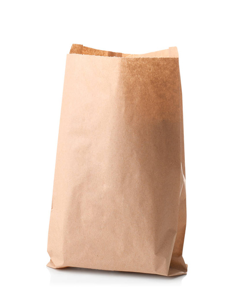 Бумажный пакет на белом фоне. Доставка продуктов питания
 - Фото, изображение