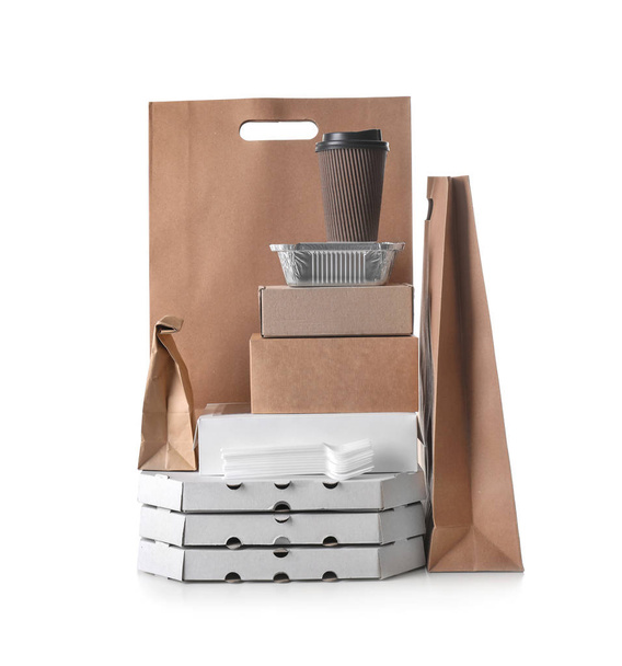 Διαφορετικοί τύποι των πακέτων σε άσπρο φόντο. Υπηρεσία παράδοσης τροφίμων - Φωτογραφία, εικόνα