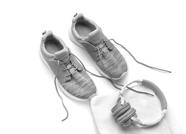 Spor ayakkabı, temiz bir havlu, beyaz arka plan üzerinde kulaklık - Fotoğraf, Görsel