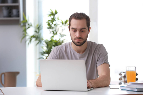 Homme freelance travailler avec ordinateur portable dans le bureau à domicile
 - Photo, image