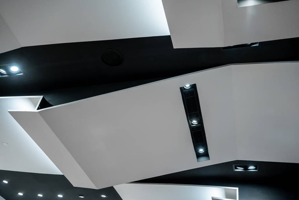 Weergave van een futuristische plafond met verlichting - Foto, afbeelding